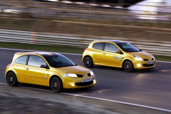 На пистата: Clio RS и Megane Sport oт серията F1 Team R27.
